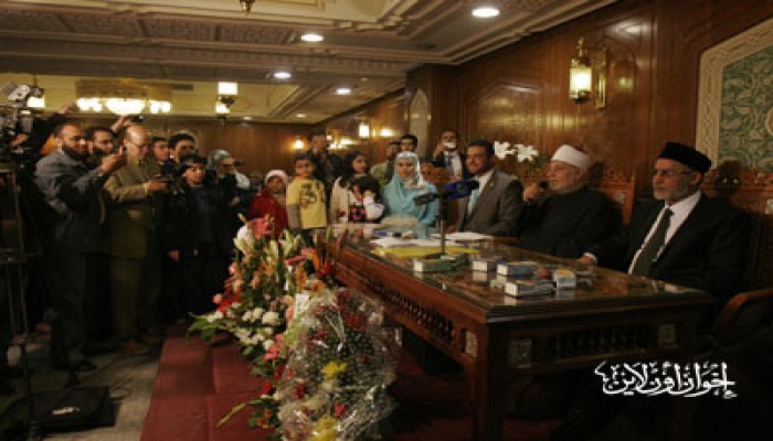 قيادات الإخوان والدعوة والأقباط يشاركون المرشد العام عقد قران كريمته