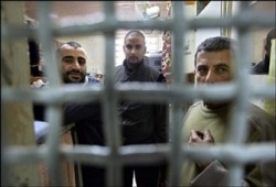 سجن صهيوني يفتّش أمهات الأسرى وزوجاتهم عرايا!