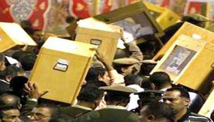 أتوبيسات الجيش تنقل صناديق الاقتراع لأماكن الفرز