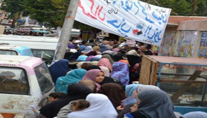 تدافع على التصويت بالإسكندرية بعد انتهاء مدة الاقتراع