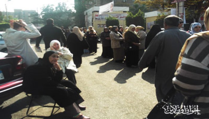 نساء مصر الجديدة يفضلن طابور الانتخابات عن السوق