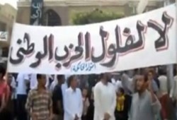 مرشح الفلول يخالف القانون بتوزيع دعاية أمام اللجان