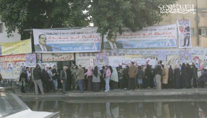 ازدحام أمام مقار اللجان بـ"جاردن سيتي" رغم الأمطار