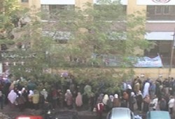 طوابير وزحام في الدقائق الأولى للاقتراع بحلوان