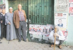 بدء التوافد على لجان الاقتراع في أول انتخابات بعد الثورة