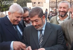 د. مرسي يدلي بصوته في انتخابات المهندسين
