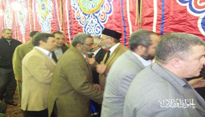 المرشد العام يتقدم المعزِّين في عبد العزيز عبد القادر