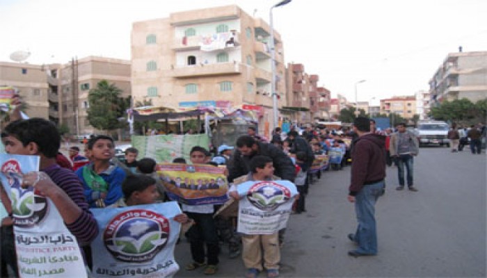 الأشبال والزهراوات في مسيرة لمرشحي "الحرية والعدالة" بالشرقية