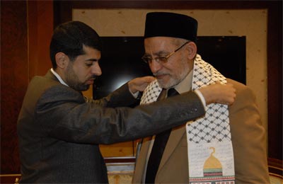 رابطة الفنانين الفلسطينيين تُهدي درعها للمرشد العام