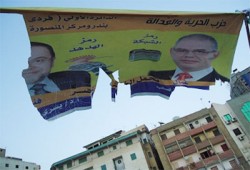 تمزيق لافتات مرشحي "الحرية والعدالة" بالمنصورة
