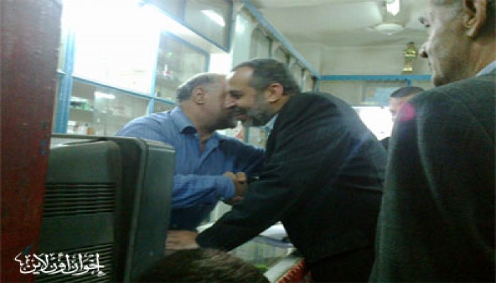 بالأحضان.. أهالي طوخ يستقبلون مرشحي "الحرية والعدالة"