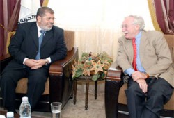 د. مرسي للسفير الفرنسي: نسعى لتشكيل حكومة ائتلافية