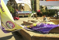 تمزيق لافتات "الحرية والعدالة" بالمعادي