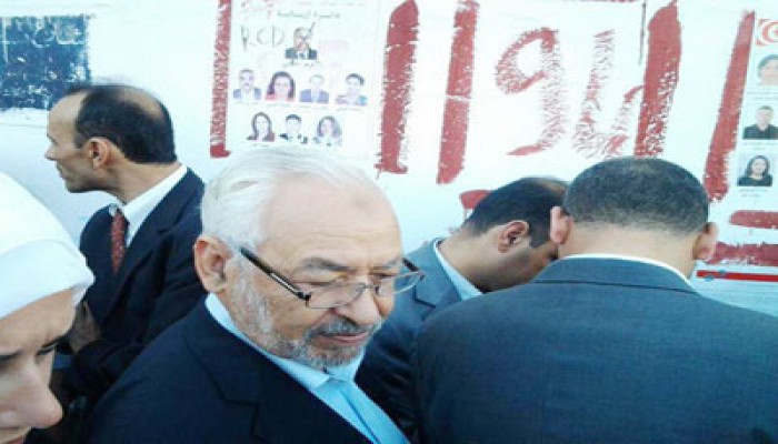 "الغنوشي" يقف في طابور طوله كيلو متر للإدلاء بصوته