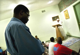 أمريكا.. إقالة 26 سائقًا مسلمًا بسبب الصلاة!