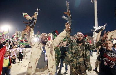 ليبيا.. تواصل الاحتفاء بهلاك القذافي والثوار يلاحقون فلوله