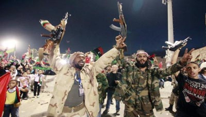 ليبيا.. تواصل الاحتفاء بهلاك القذافي والثوار يلاحقون فلوله