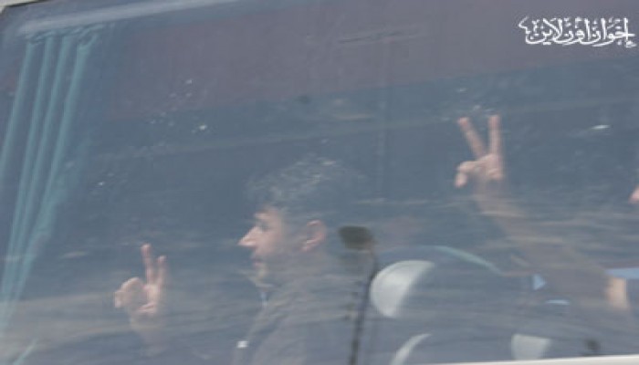 الاحتلال يمنع زوجة مبعد من السفر لملاقاته