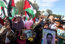 مصر الثورة تستجيب لمطالب أهالي الأسرى المحررين