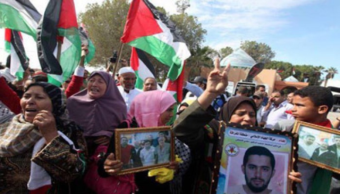 مصر الثورة تستجيب لمطالب أهالي الأسرى المحررين