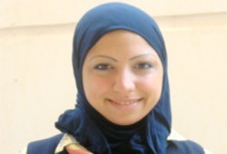 مضيفة في "مصر للطيران": خلعوا حجابي على سلم الطائرة!