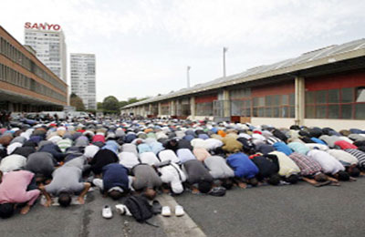 فرنسا تحظر صلاة المسلمين بالشوارع