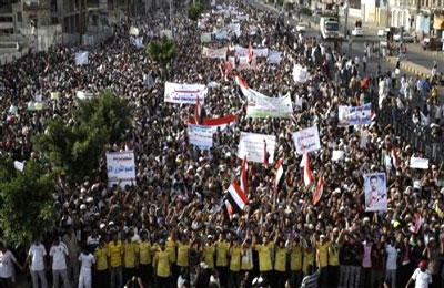 مظاهرات ليلية بعدن وجرحى بصنعاء