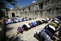 300 ألف يؤدون صلاة الجمعة الأخيرة من رمضان بالأقصى