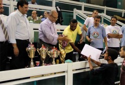 أحمد الكاس يسلم جوائز دورة "الحرية والعدالة" بالإسكندرية