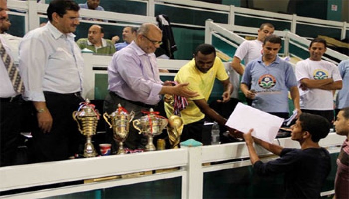 أحمد الكاس يسلم جوائز دورة "الحرية والعدالة" بالإسكندرية