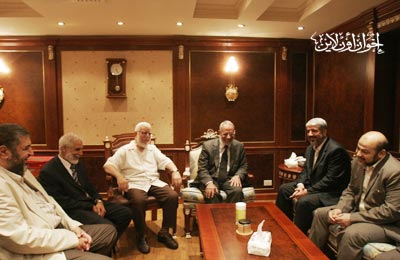 وفد حماس يتناول الإفطار مع المرشد العام