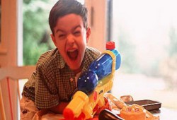 ابني يتلفظ بكلمات بذيئة.. هل أبدي ضيقي أم أتجاهله؟