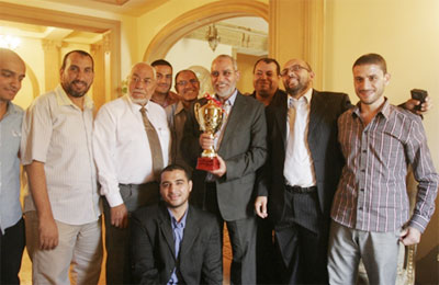 إهداء المرشد العام كأس البطولة الرمضانية بشبين القناطر