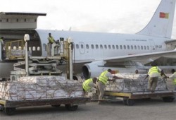 وصول أول طائرة مساعدات لأطفال الصومال