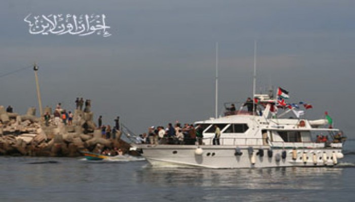 سفينة "الكرامة" تحيي الثورة المصرية والاحتلال يتوعدها