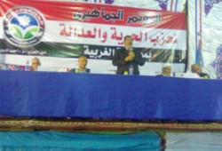 رئيس "الحرية والعدالة" يطالب بوحدة الصف واستمرار الثورة