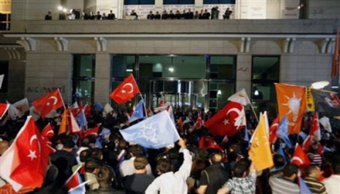 فوز كبير لحزب العدالة التركي وأردوغان يتعهد بتعديل الدستور