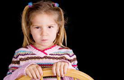 أخشى على ابنتي من العصبية والجبن