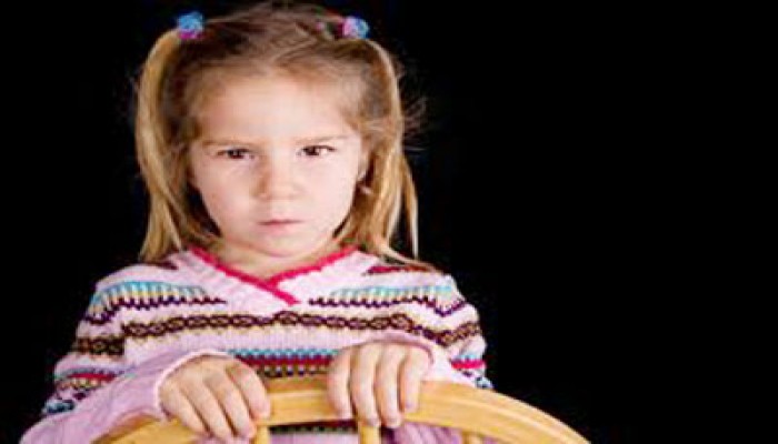 أخشى على ابنتي من العصبية والجبن