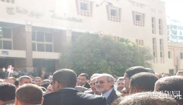 أهالي سوهاج يستقبلون المرشد العام بمحطة القطار