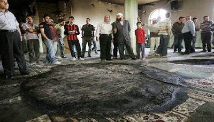 حماس تصف حرق المساجد بـ"العربدة" وتدعو لحماية المقدسات