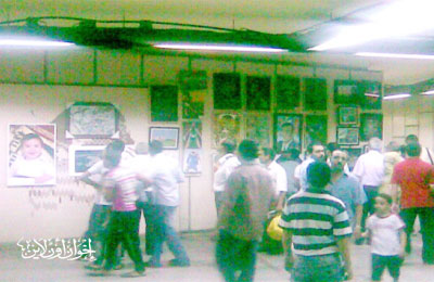 معرض عن الثورة وشهدائها داخل محطة مترو الأنفاق