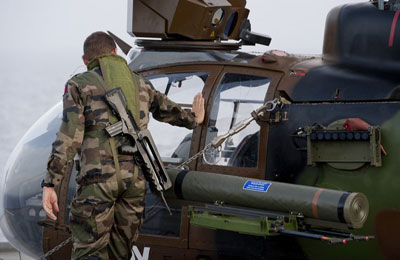 "الأباتشي" تقصف القذافي وأوروبا تعتمد عقوبات جديدة