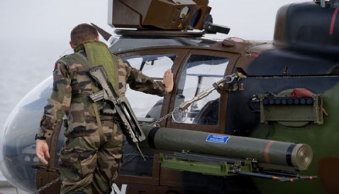 "الأباتشي" تقصف القذافي وأوروبا تعتمد عقوبات جديدة