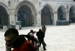 الفلسطينيون يتصدون لمحاولات متطرفين اقتحام الأقصى