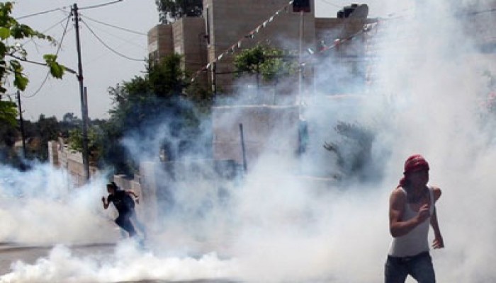 مسيرات الجدار تتواصل ومواجهات بالقدس