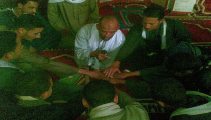 محمود حلمي يطفئ نار فتنة بالقوصية