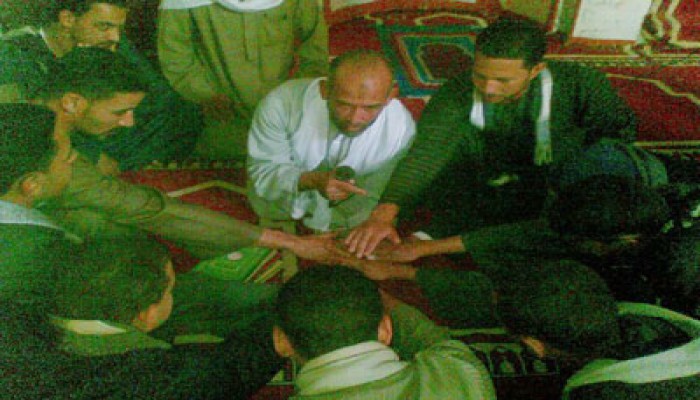 حلمي يصلح بين عائلتي "الجمل والغربان"