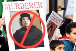 3 انفجارات تهز مقر القذافي في طرابلس