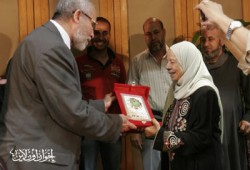 المرشد العام وعمال الإخوان يكرمون رموز اليسار المصري